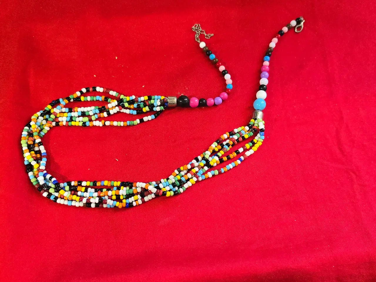 שרשרת גדולה וצבעונית עשוייה מהמון חרוזי זכועית בגדלים שונים פריט יפה