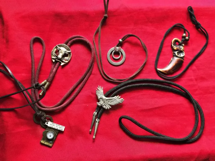 לוט של חמישה שרשראות לצוואר ..לשלוש מהם יש רצועת עור