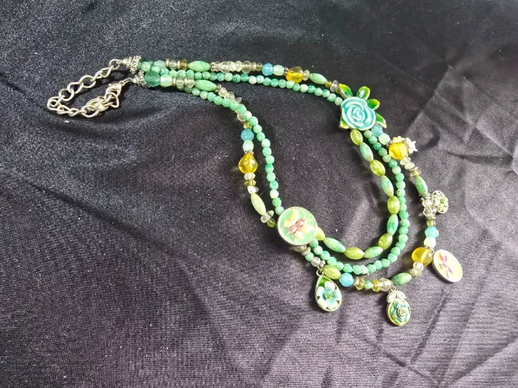 שרשרת ייחודית בגוונים מנטה וזהב מורכבת משלוש שכבות של חרוזי אבני חן וזכוכית עבודת יד בסגנון בוהי-שיק