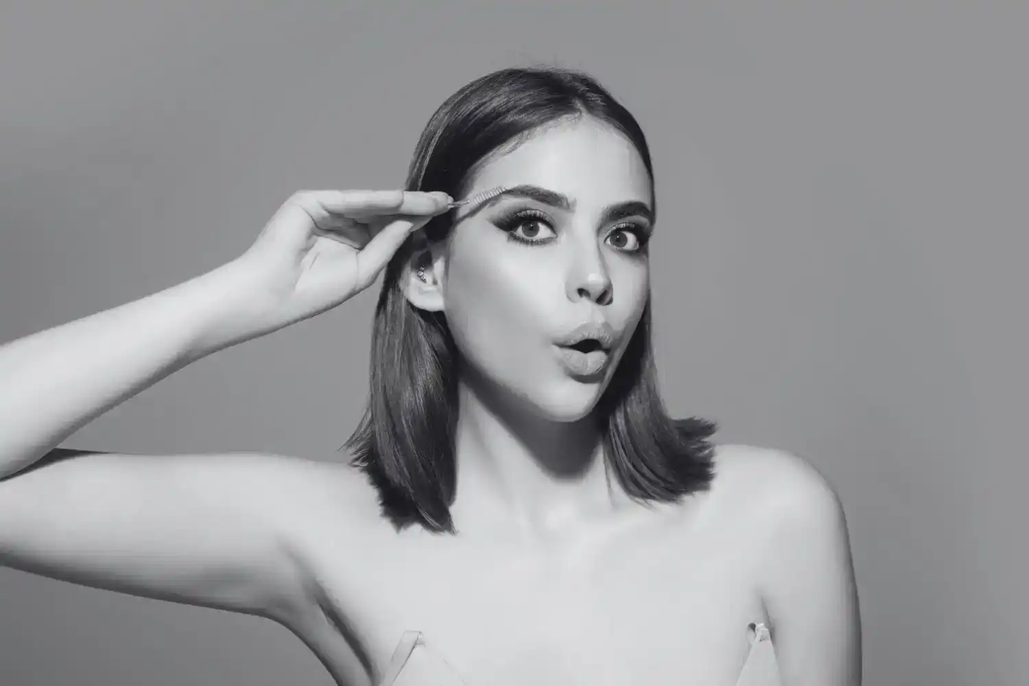 עיצוב גבות בשעווה ושיקום גבות בגן יבנה – תוצאה חלקה שנשארת