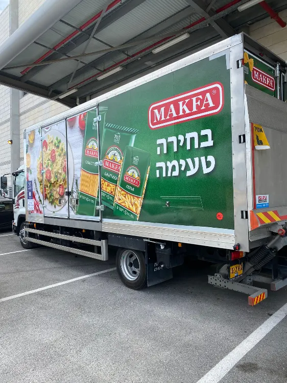 איך מתמודדים עם השמש בשילוט רכבים ?