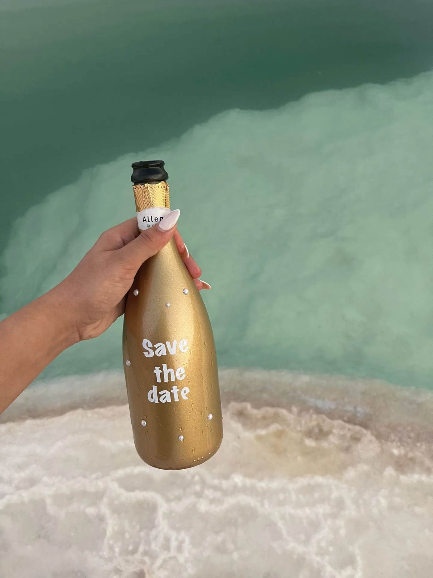 בקבוק יין מעוצב וכוסות