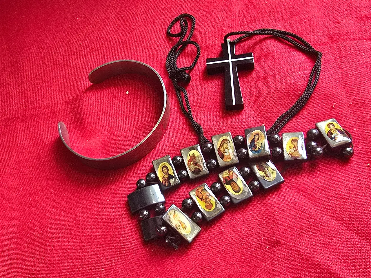 סט של שלושה פריטים צמיד שרשרת וצמיד קשיח משתייכים לנצרות