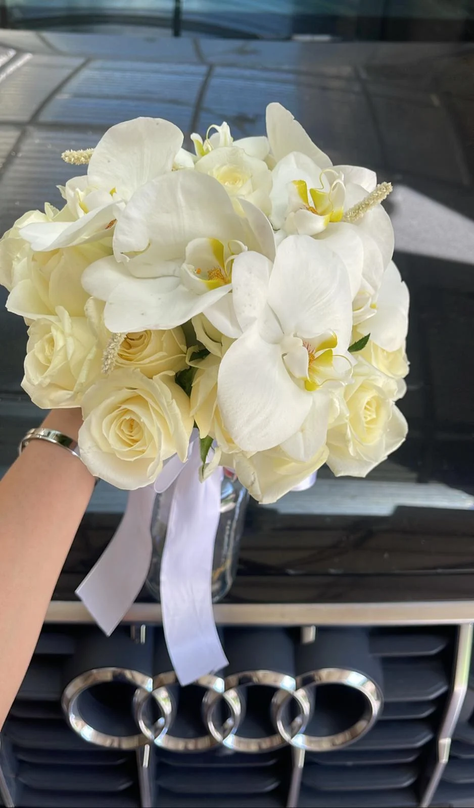 זר ורדים בשילוב סחלבים