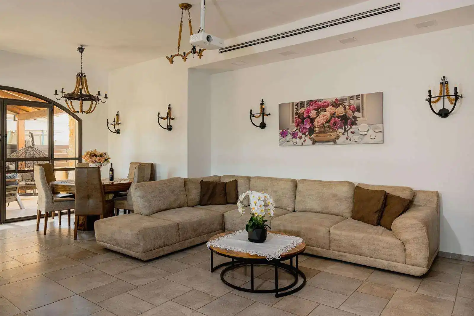 אירוח בוילת האבן - עד 15 אורחים