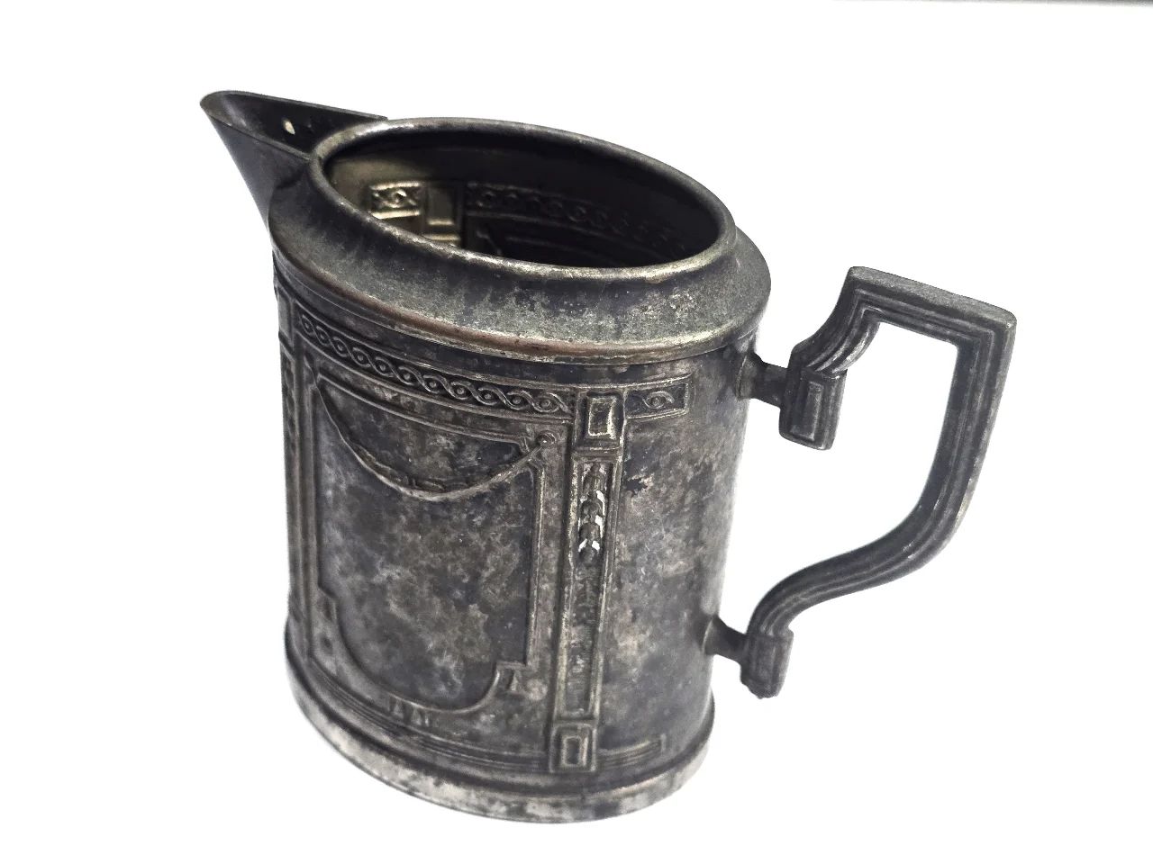 Creamer קנקן / כד חלב אירופאי עתיק, עשוי פיוטר מצופה כסף, עם תבליטים אופיניים לתקופת מאה 19   מצב שמור, עם פטינה טבעית.   גובה - 10.5 סמ   בסיס - 8X6 סמ