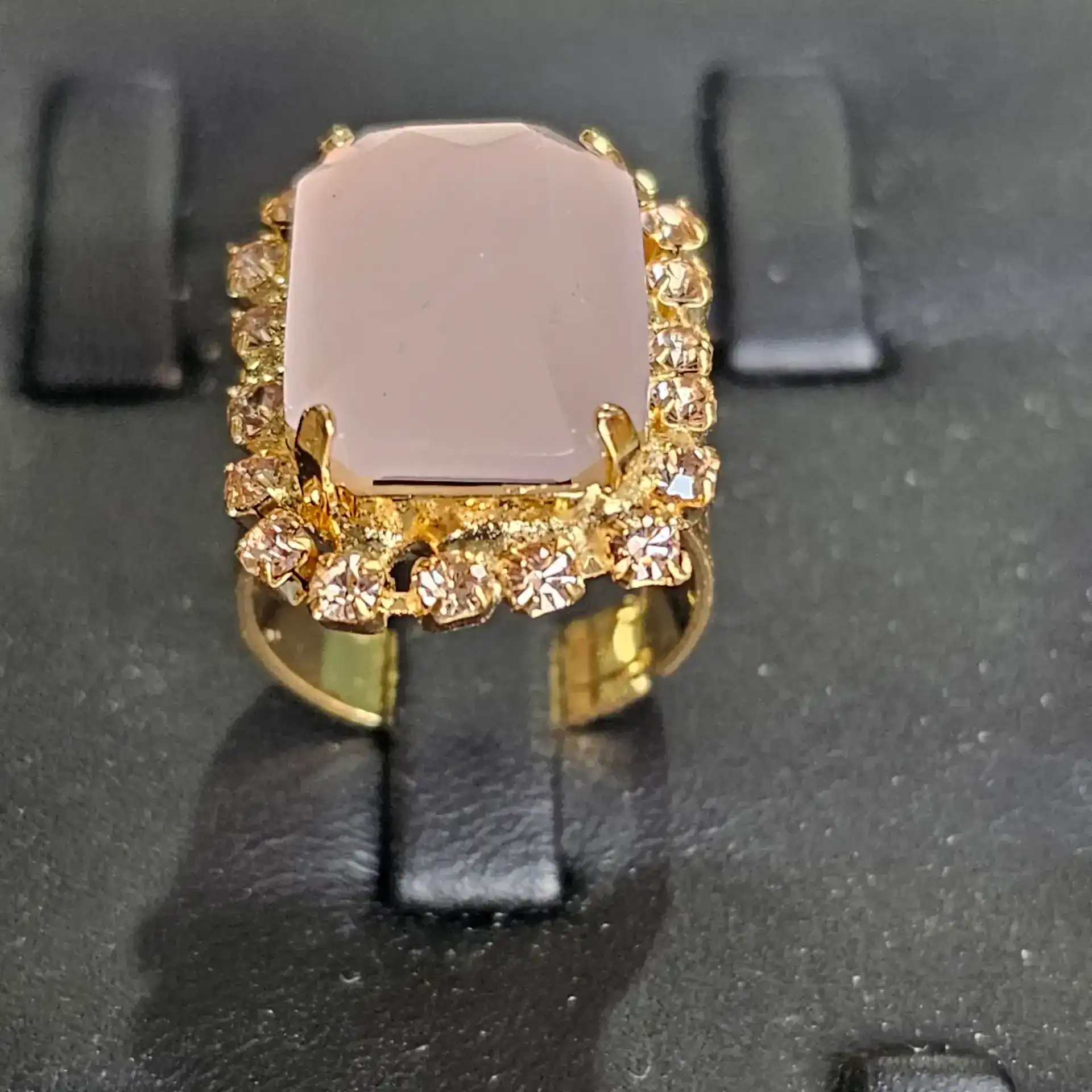 טבעת המלכה עלמה – יוקרה נצחית עם נוכחות מרשימה