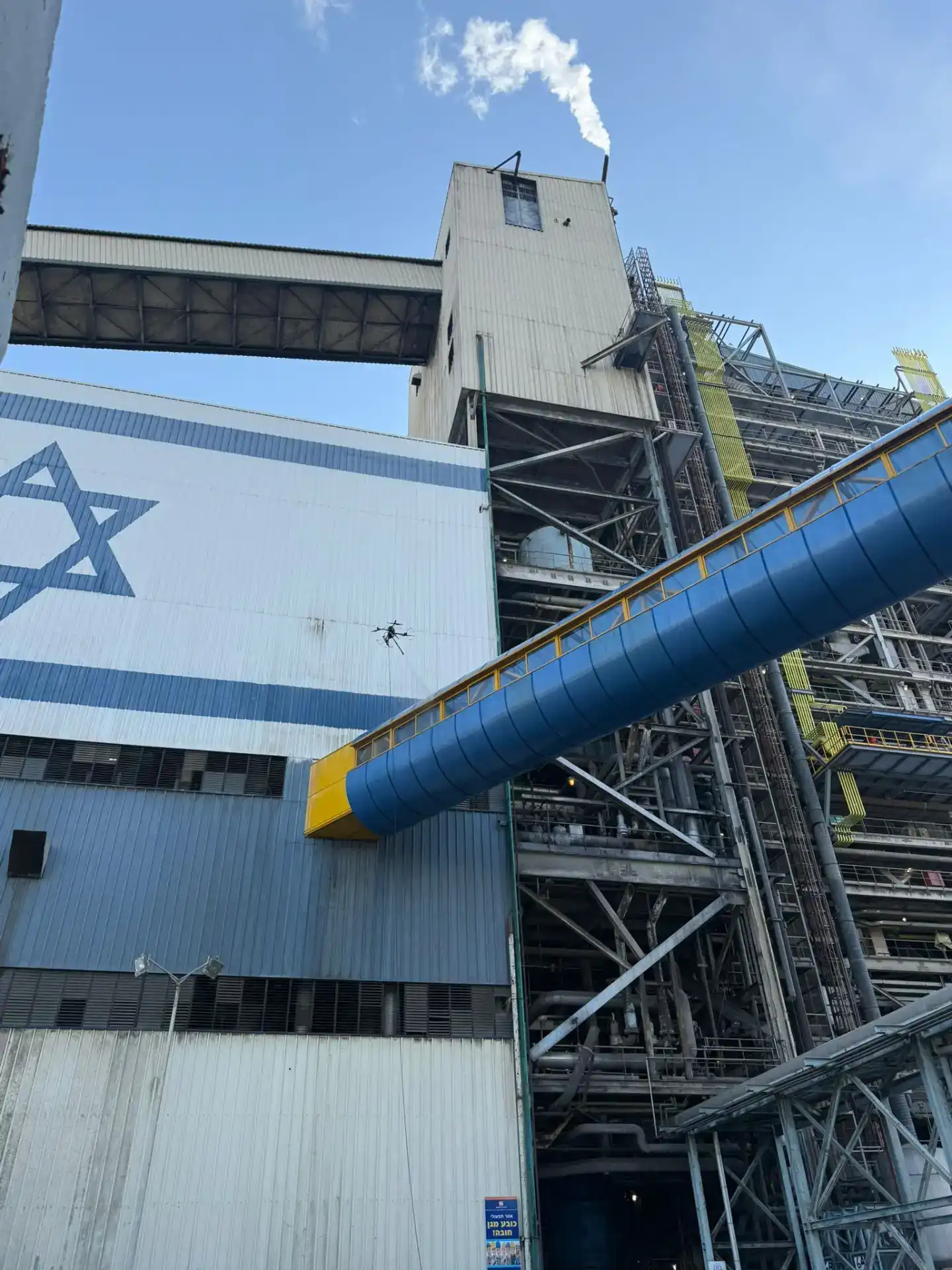 שטיפת גשרים באמצעות רחפן – ניקוי מדויק ויעיל בגובה | CleaX