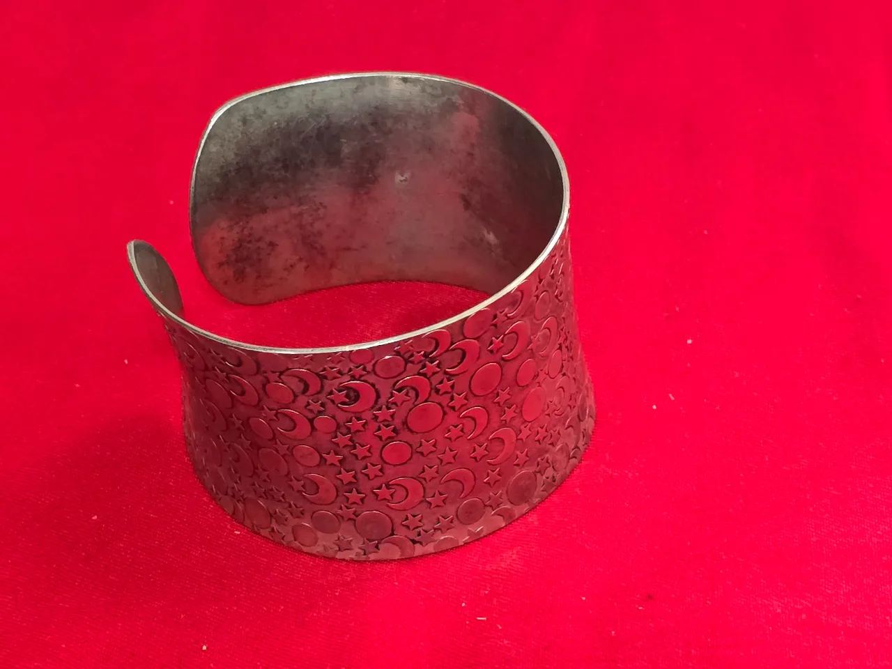 צמיד כסף נמוך קשיח עם ריקועים של כוכב והירח רוחב הצמיד 4 ס'מ