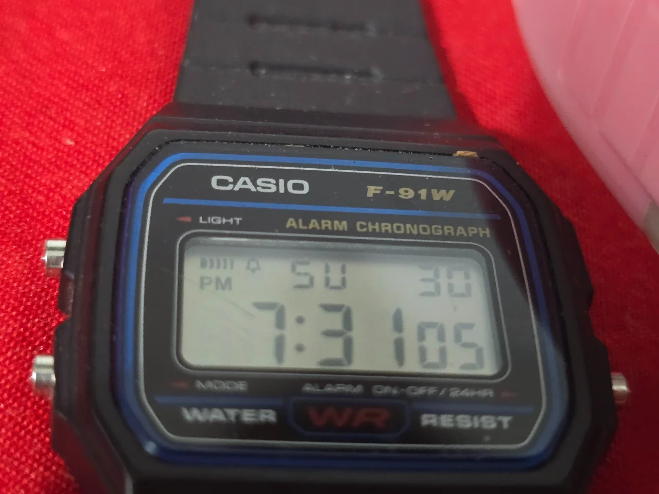 זוג שעונים דגיטלים שחור וורוד השחור זה שעון קסיו שנהם במצב עבודגה