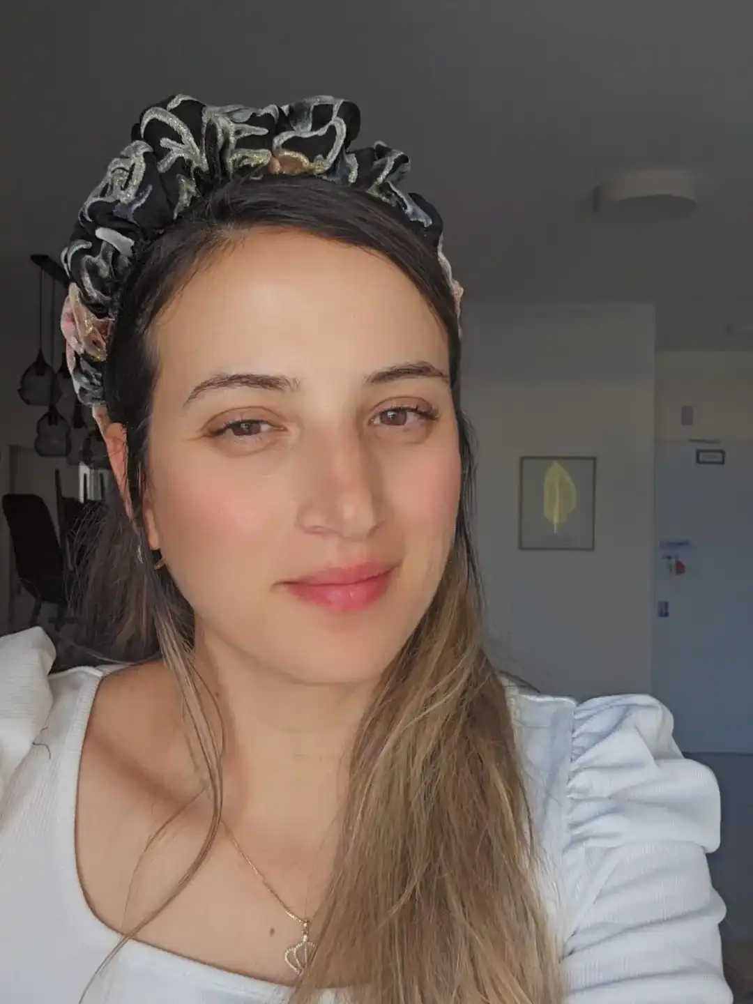 אודליה בקשת שחורה קטיפה בנגיעות זהב