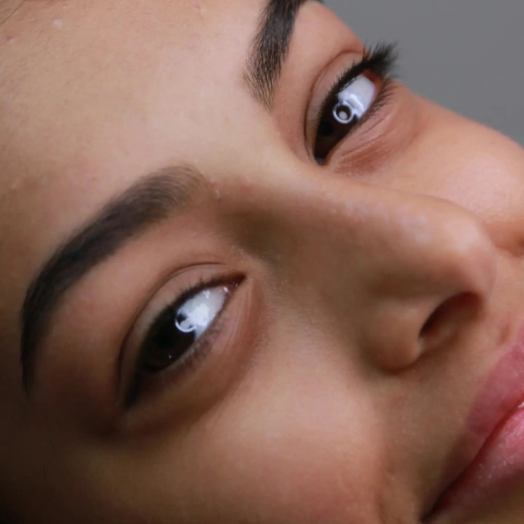 עיצוב גבות טבעי