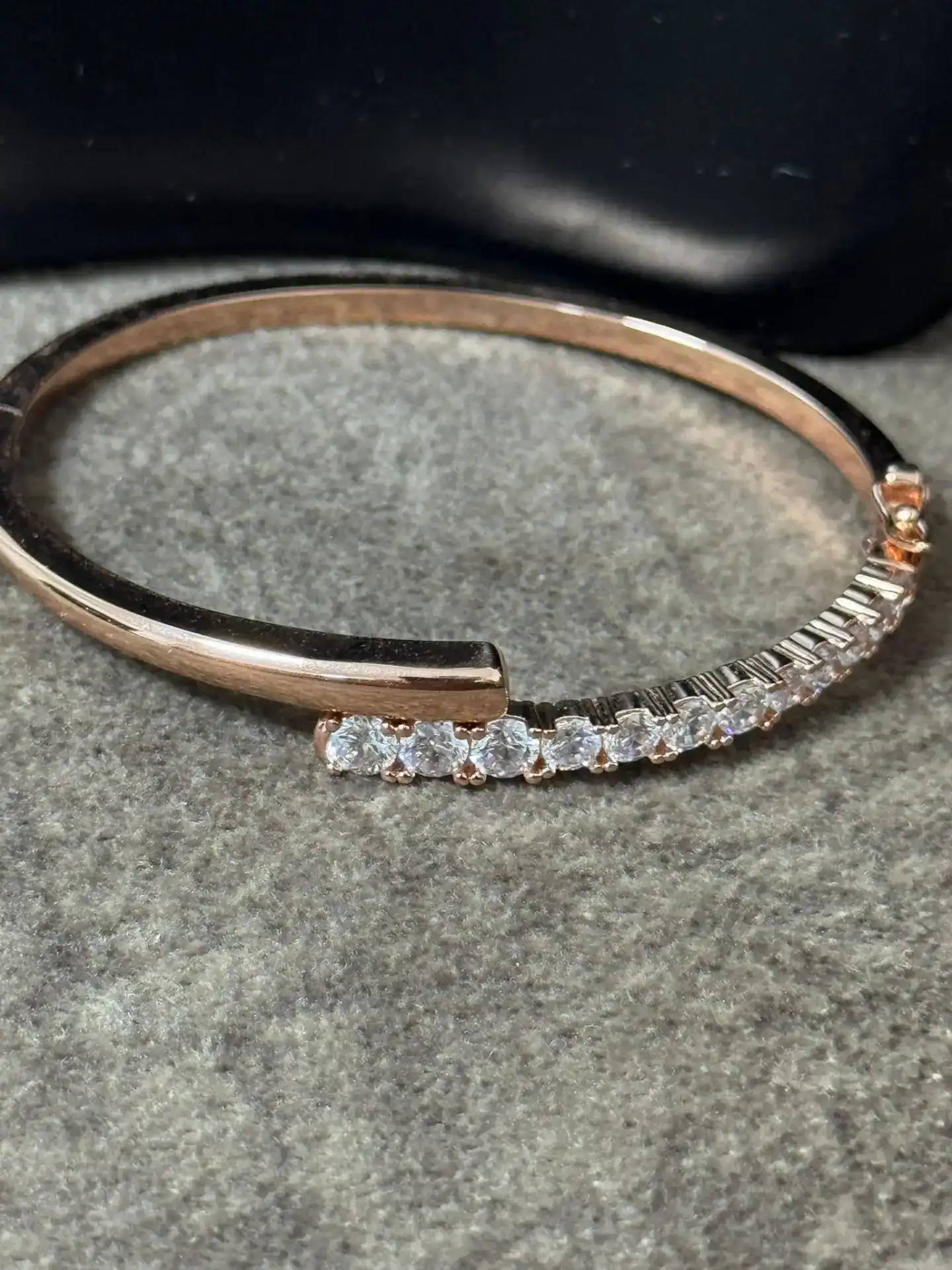 צמיד טניס קשיח