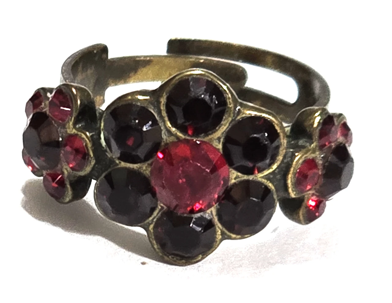 טבעת מהממת מתכווננת מבית מיכל נגרין חתומה אבני סברובסקי בצבע