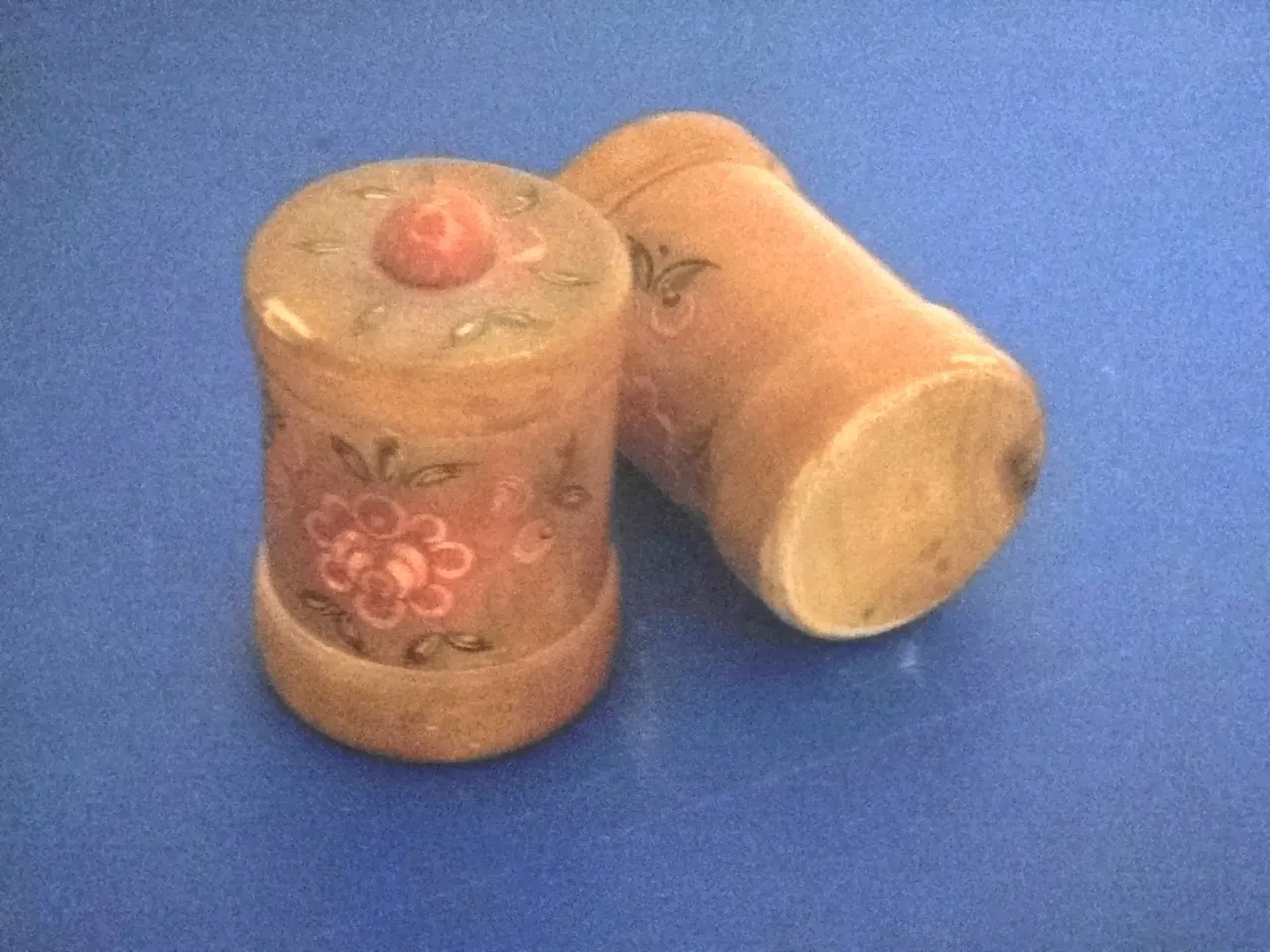 לוט 2 קופסאות עץ ישנות, לתבלינים, וינטאג', נאות, ציור עבודת יד, גובה 8, קוטר 5 ס"מ