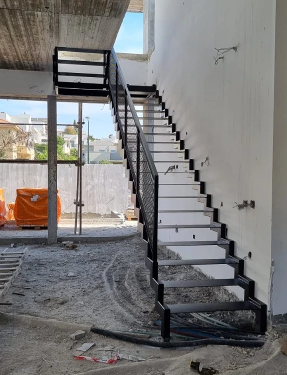 מדרגות ומעקה דקורטיבי