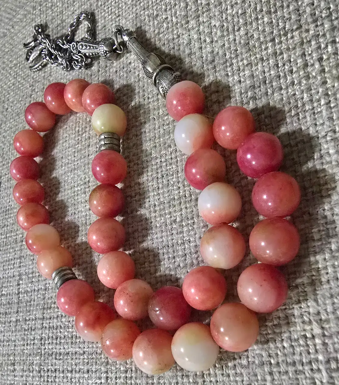 מחרוזת תפילה9 מחרוזת תפילה איסלמית מסבחה בעלת 33 חרוזים כולל אימאם בצבעים ורוד עשויה מאבני מחרוזת תפילה איסלמית מסבחה בעלת 33 חרוזים כולל אימאם בצבעים ורוד עשויה מאבני רודוכרוזיט ורדרד טבעיות ומשולבת באלמנטים של מתכת כולל גדיל מתכת מעוטר בקצה ורדרד טבעיות ומשולבת באלמנטים של מתכת כולל גדיל מתכת מעוטר בקצה מסבחה בעלת 33 חרוזים כולל אימאם בצבעים ורוד עשויה מאבני רודוכרוזיט ורדרד טבעיות ומשולבת באלמנטים של מתכת כולל גדיל מתכת מעוטר בקצה