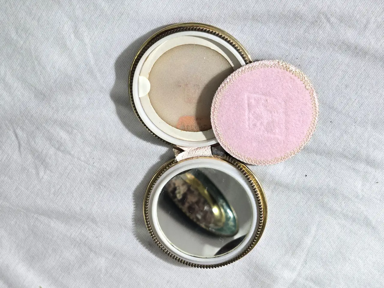 פודריה ישנה מאד עם בולי מס קניה במצב מעולה חתום ח'ב אריה  ישראל שנות ה.60