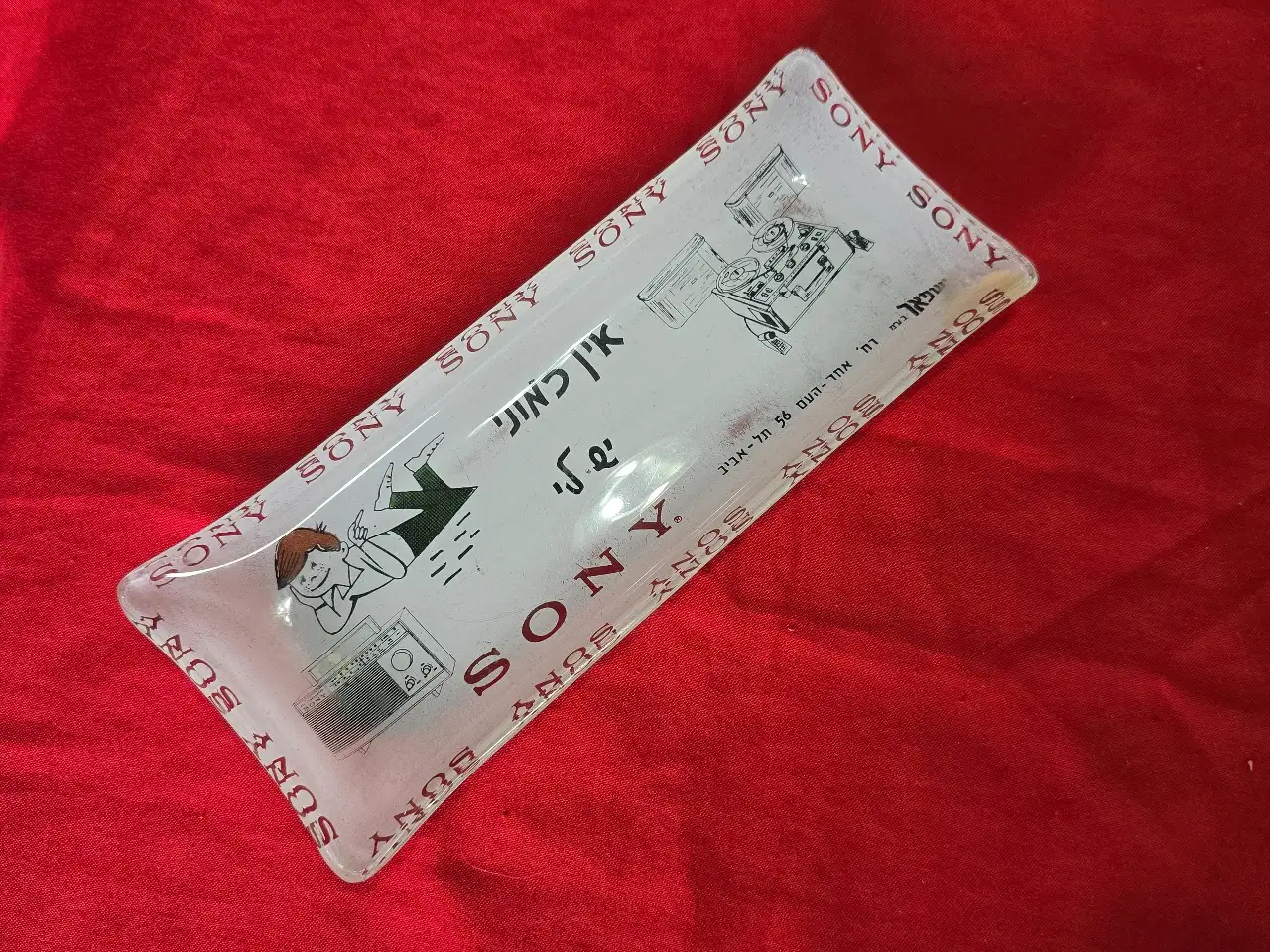 מגש זכוכית פרסומת לSONY שנות ה-60 עם מדבקת מס קניה 21.5x8.5 ס"מ