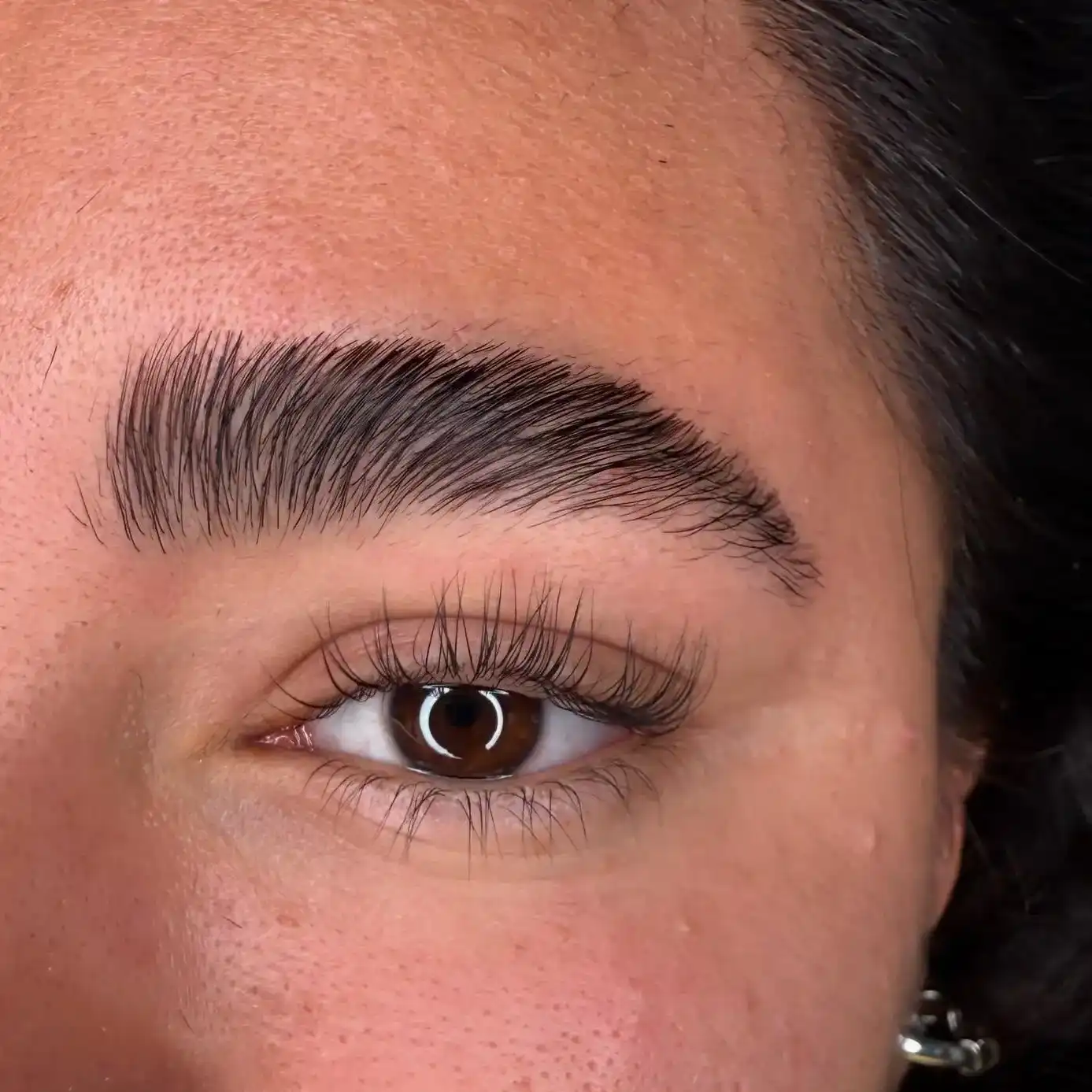 מה ההבדל בין הרמת ריסים לביוטי טיפוח רגיל?