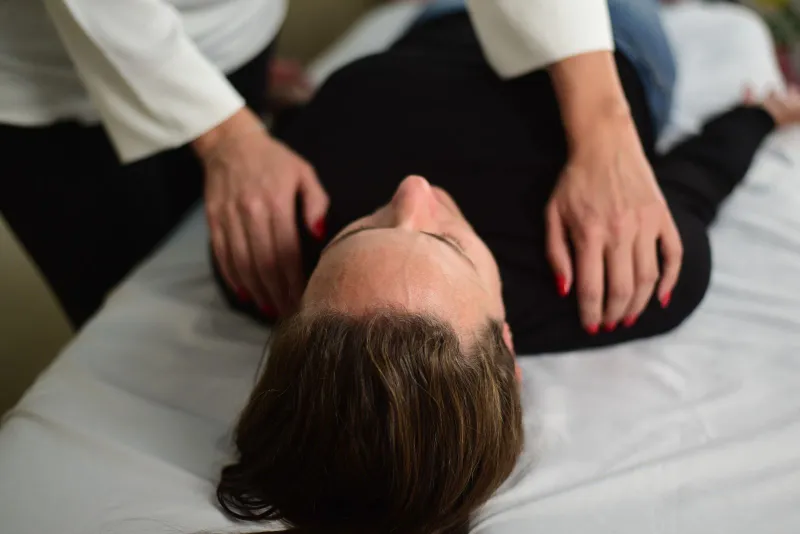 טיפול אנרגטי בשיטת רייקי והילינג – איזון גוף ונפש לריפוי עמוק