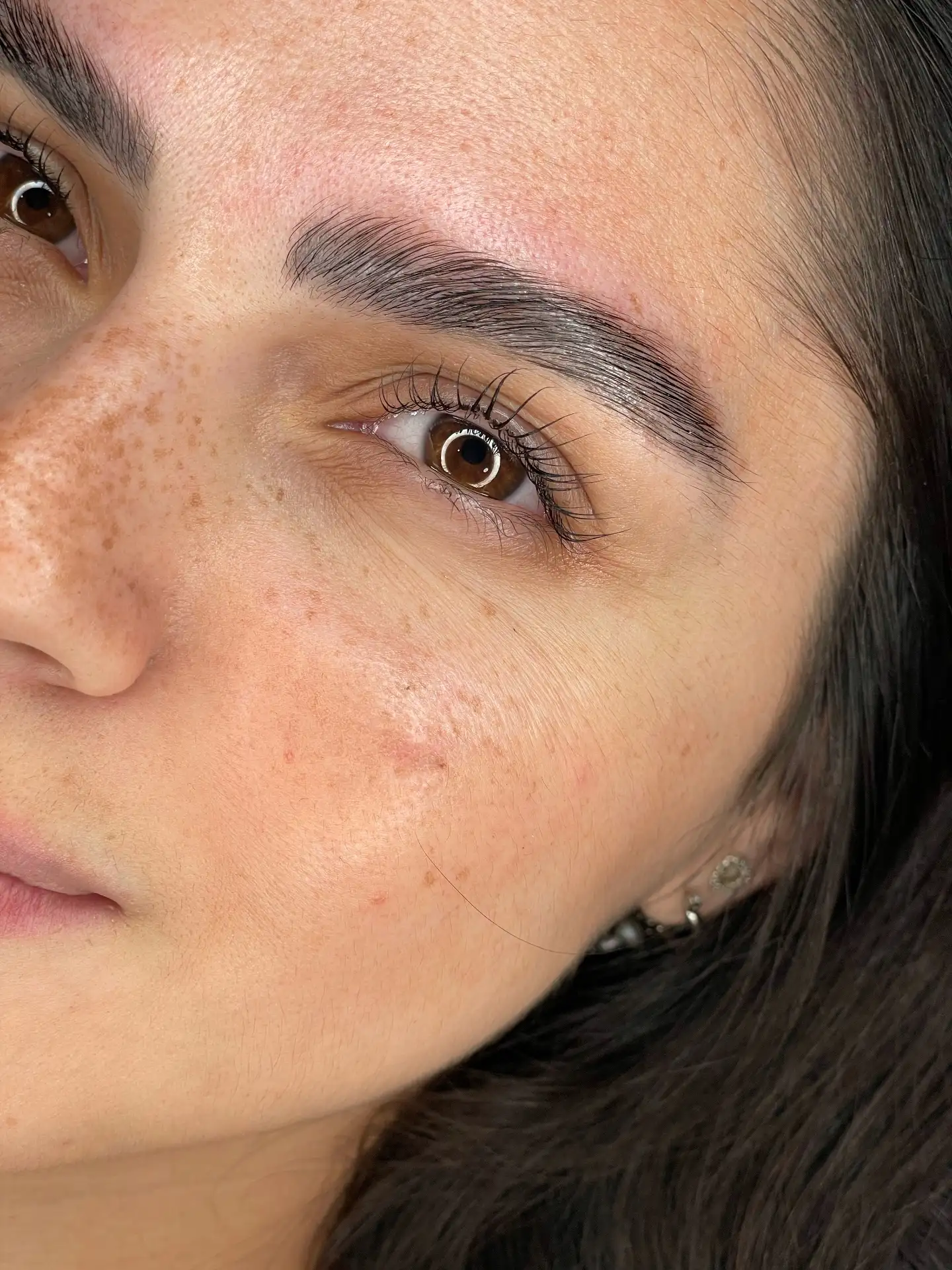 עיצוב גבות טבעיות