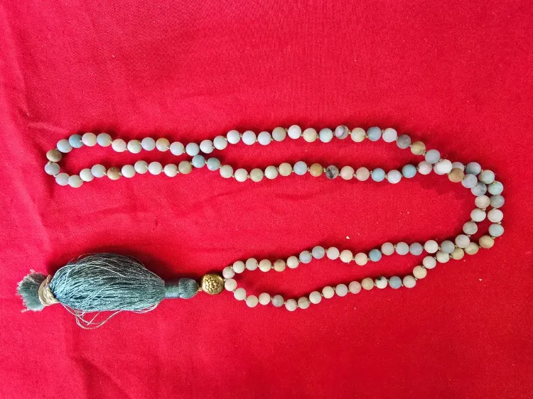 שרשרת עם 108 חרוזי אבן טבעית אמזונייט בגוונים תורכיז תכלת חום ולבן שימוש תרגילי יוגה מדיטציה משמשת גם כתכשיט אופנה