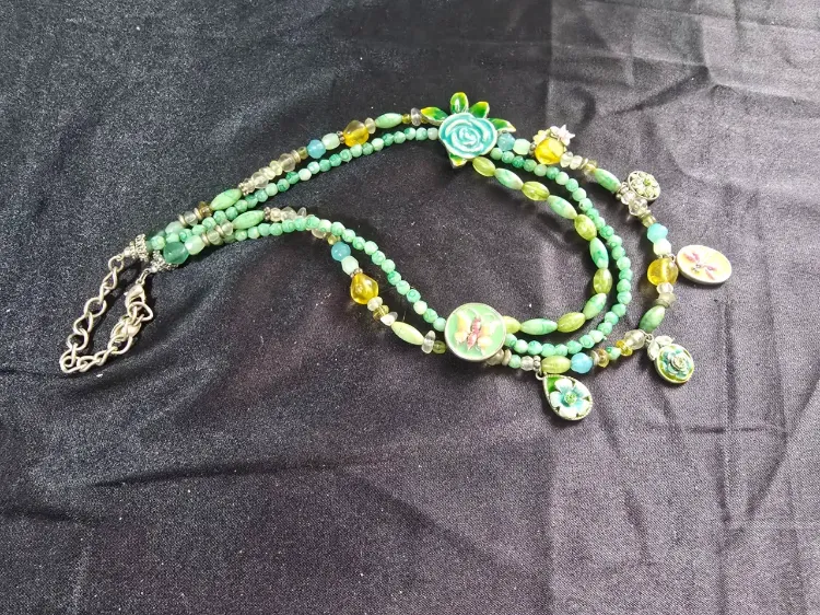 שרשרת ייחודית בגוונים מנטה וזהב מורכבת משלוש שכבות של חרוזי אבני חן וזכוכית עבודת יד בסגנון בוהי-שיק