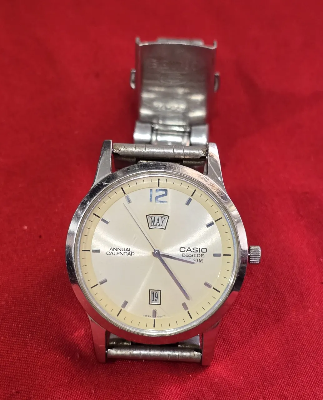 שעון "קסיו" BESIDE יש תאריכון בשעה שש. מתחת לשעה 12 רואים את חודשי השנה באנגלית. מנגנון קוורץ יפני. הוכנסה סוללה חדשה. במצב עבודה. יש רצועת פלדת אל-חלד. (לצלילה לעומק 50 מטר). קוטר קופסה ללא הכתר: 37 מ"מ. הלוח בצבע שמנת. אלגנטי ביותר.