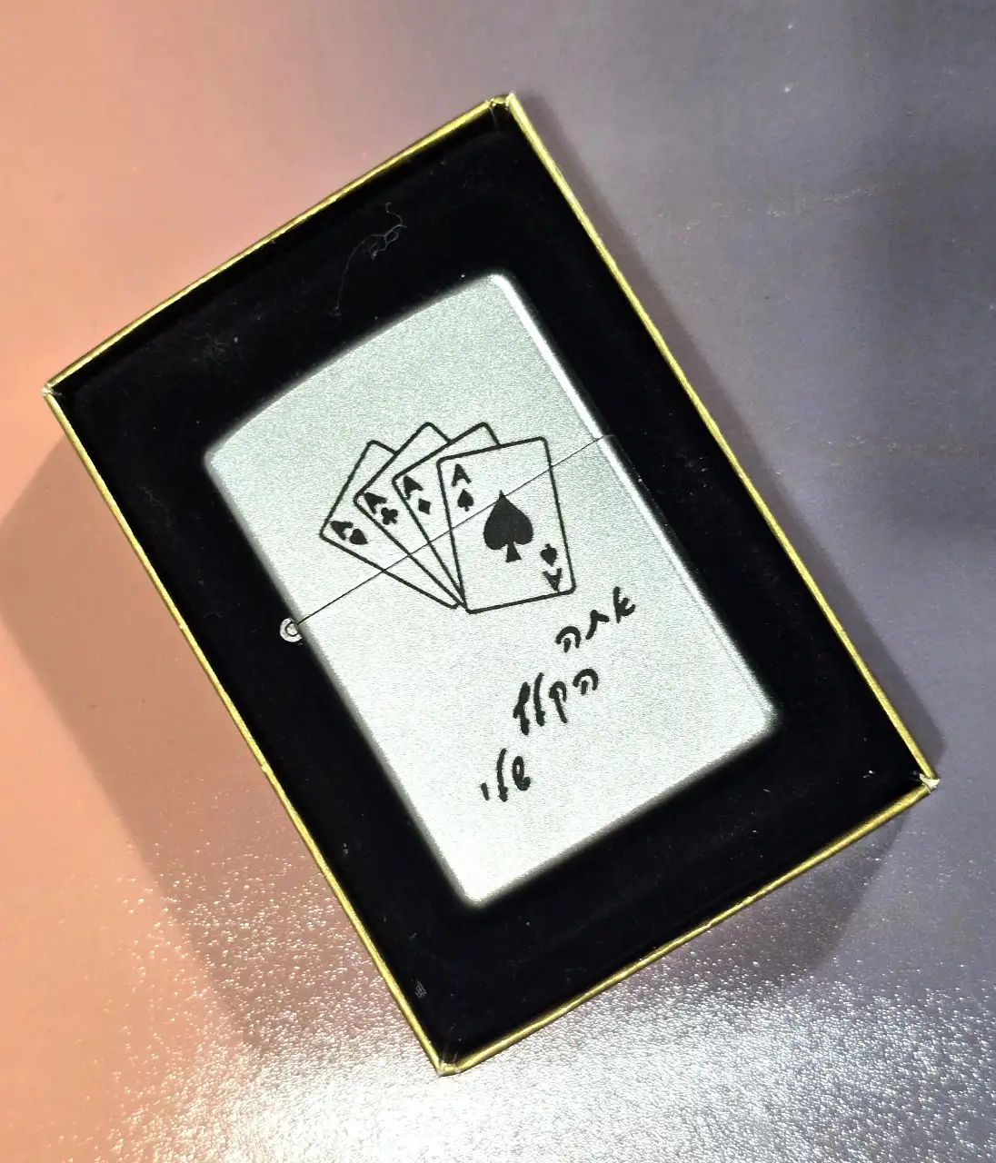 "Zippo" מצית zippo (זיפו) ישן ואיכותי כנראה ממהדורה מוגבלת, חדש לחלוטין באריזה. לא נעשה שימוש מעולם. זקוק למילוי. הגיע מאוסף גדול של אספן מצתים.