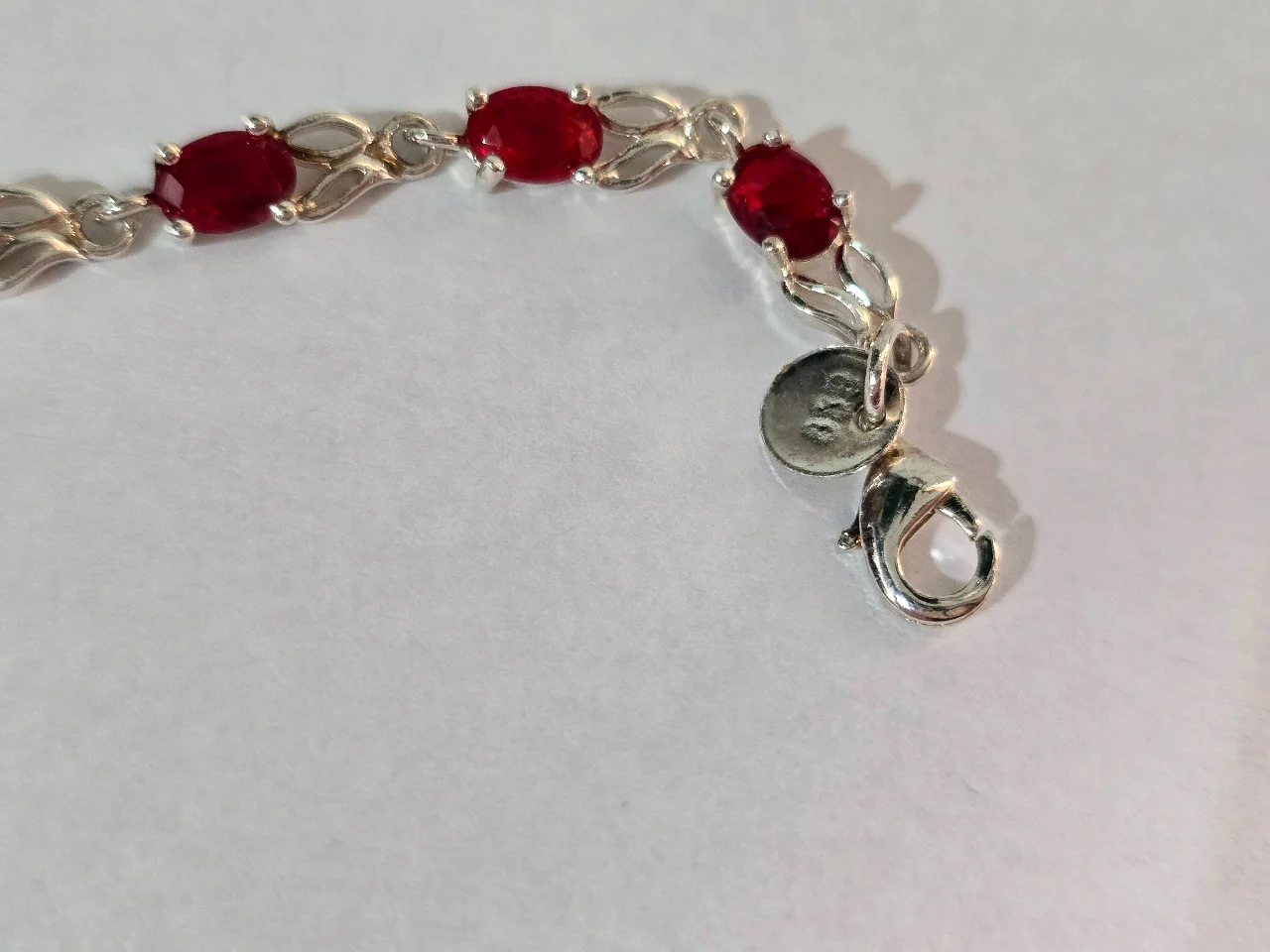 צמיד עדין ויפה כסף 925 חתום משבץ אבני חן אדומות ככל הנראה זירקון או אבני רובי