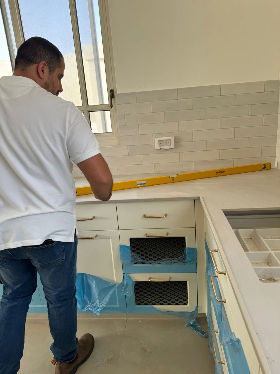 בדיקת מישוריות שיש מטבח