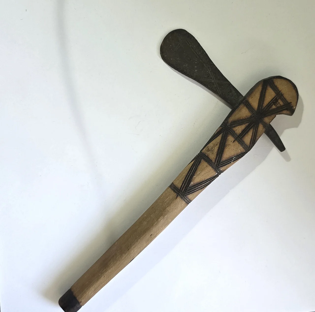 פריט אותנטי ומרשים ממרכז אפריקה דמוי גרזן שלוב מתכת ועץ כנראה פריט פולחני מידות הידית 26 ס'מ מידות הלהב 14 ס'מ