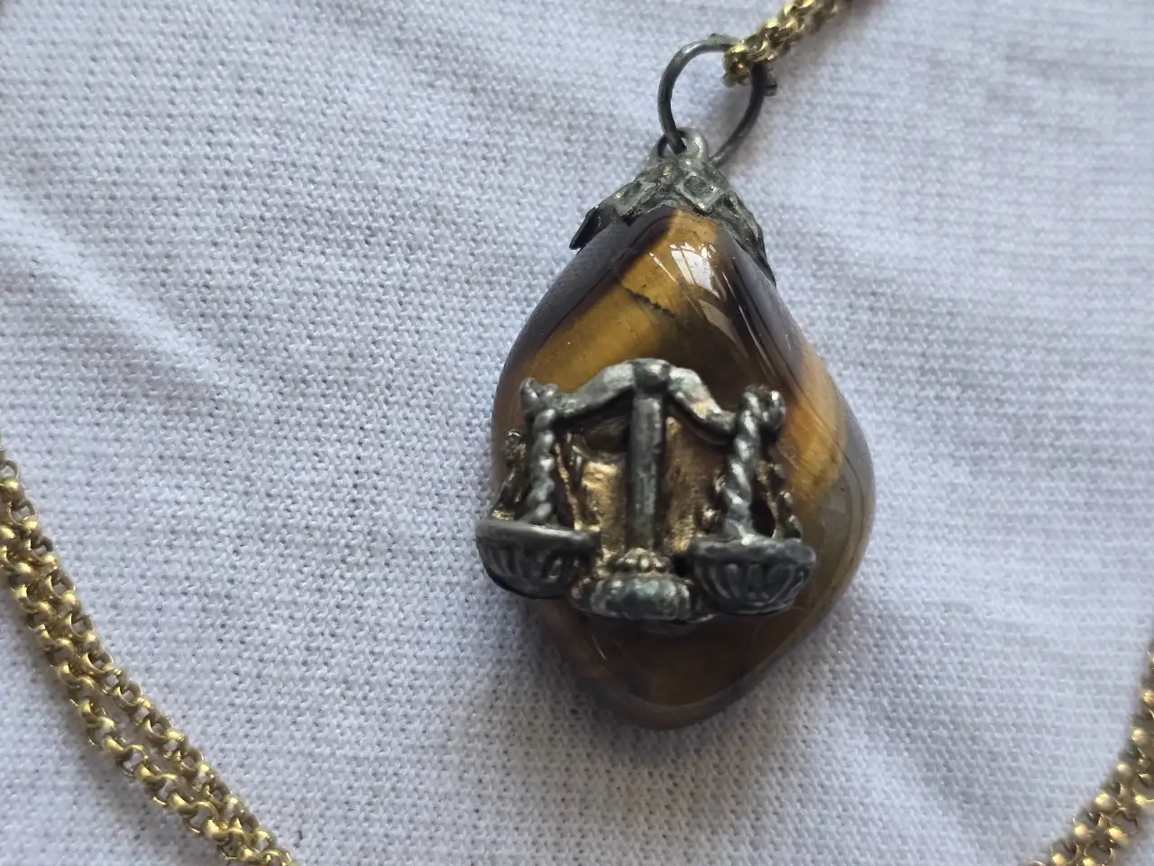 שרשרת עם סמל מזל מאזניים. על אבן עין הנמר.  מצב טוב .