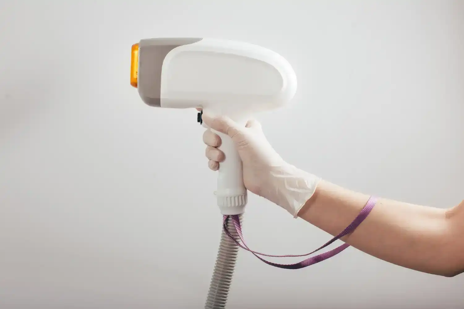 כל מה שצריך לדעת על הסרת שיער בלייזר לגברים – מדריך מקיף לפני התחלת תהליך