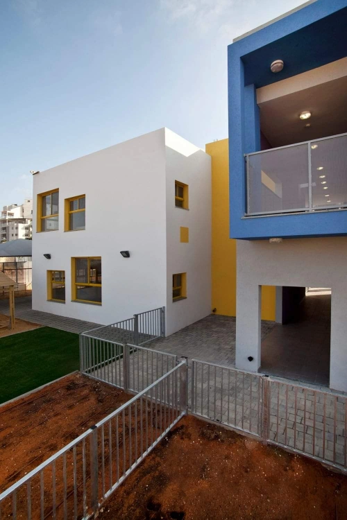 4 גני ילדים = 2 + 2 *נבנה*