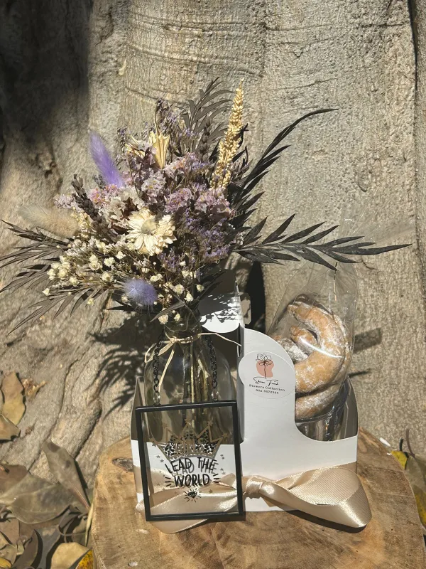 בקבוקי זכוכית לעיצוב שולחנות עם פרחים יבשים