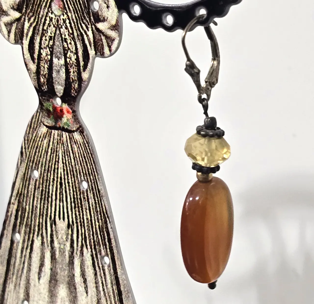 זוג עגילים תלוים עם אבן עינבר