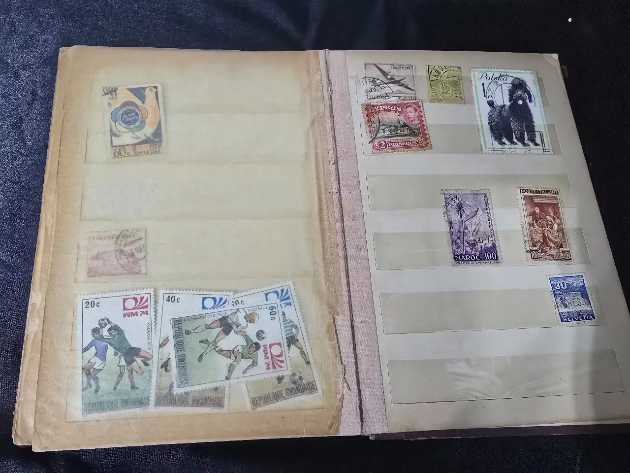 אלבום בולים שנות ה.60 ישנה הקדשה עם התאריך 1960  ישנו בול מס קניה וכמובן הבולים שבפנים