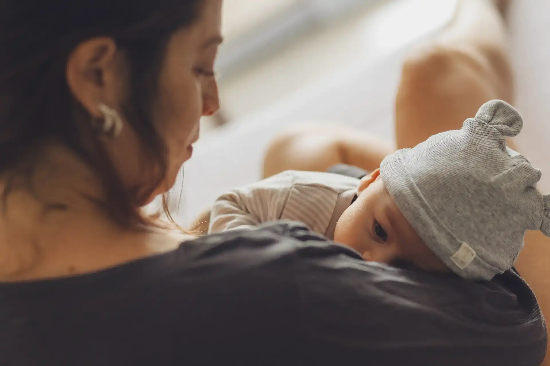 מה ההבדל בין טיפול רגשי לנשים אחרי לידה לבין טיפול פסיכולוגי מסורתי