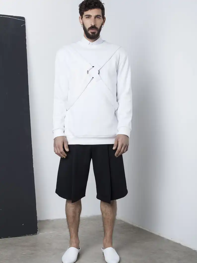 ברמודה שחורה מחויטת מצמר לגברים: עיצוב מינימליסטי בהשראה יפנית