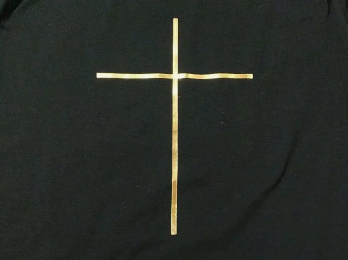 טי שירט שחורה ללא שרוולים לגברים: הדפס זהב מינימליסטי, מהדורת חג