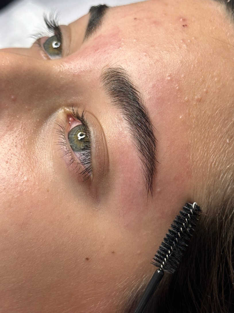 עיצוב גבות טבעיות