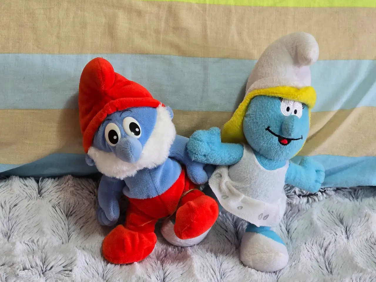 לוט 2 בובת פרווה הדרדסים Smurfs לוט של 2 בובת פרווה מהסדרה ״הדרדסים״, דרדסית ודרדסבא, 20 ס״מ