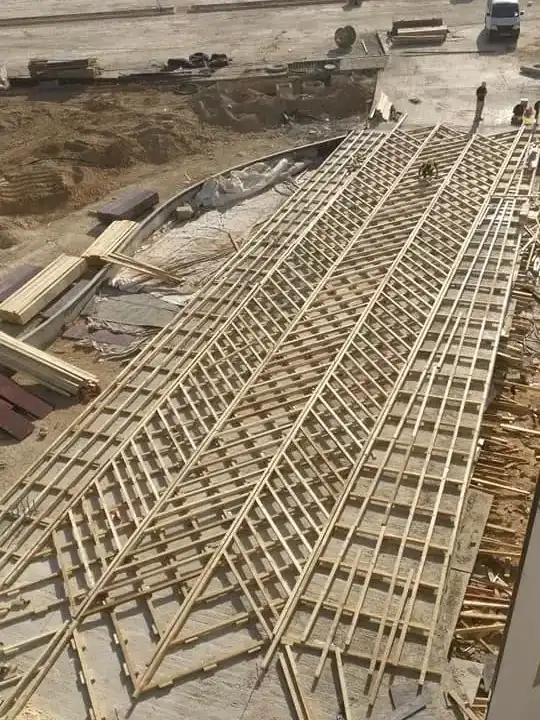 עבודות דקים מעץ וסינטטי