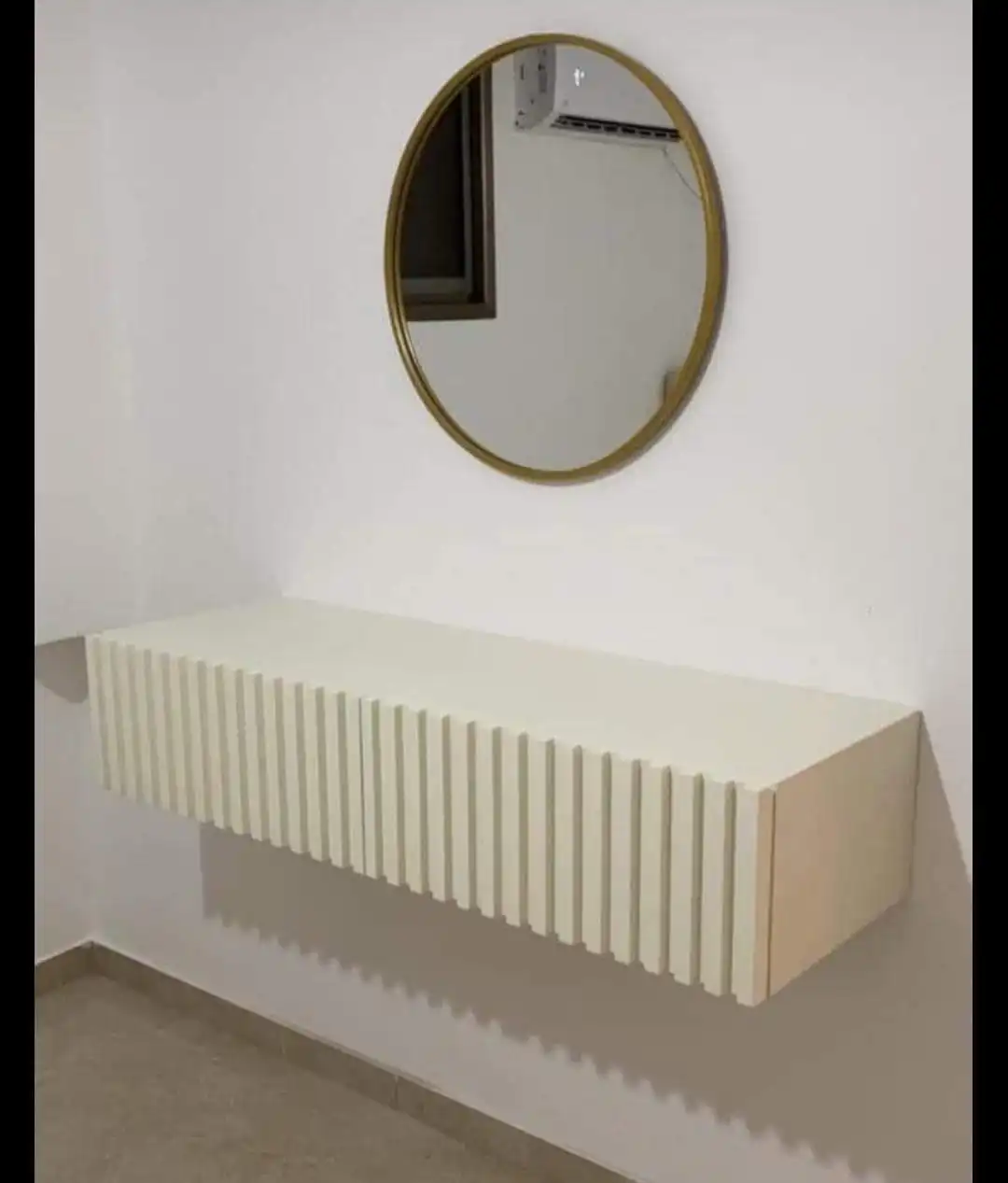 שידת פסים לבנה