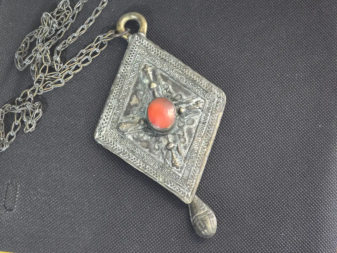 תליון כסף + שרשרת מובץ בחרוז(כנראה אמבר), סוף מאה 19, אורך 16 + תליון כסף ושרשאת משובץ באבן טורקיז , 7.5x4