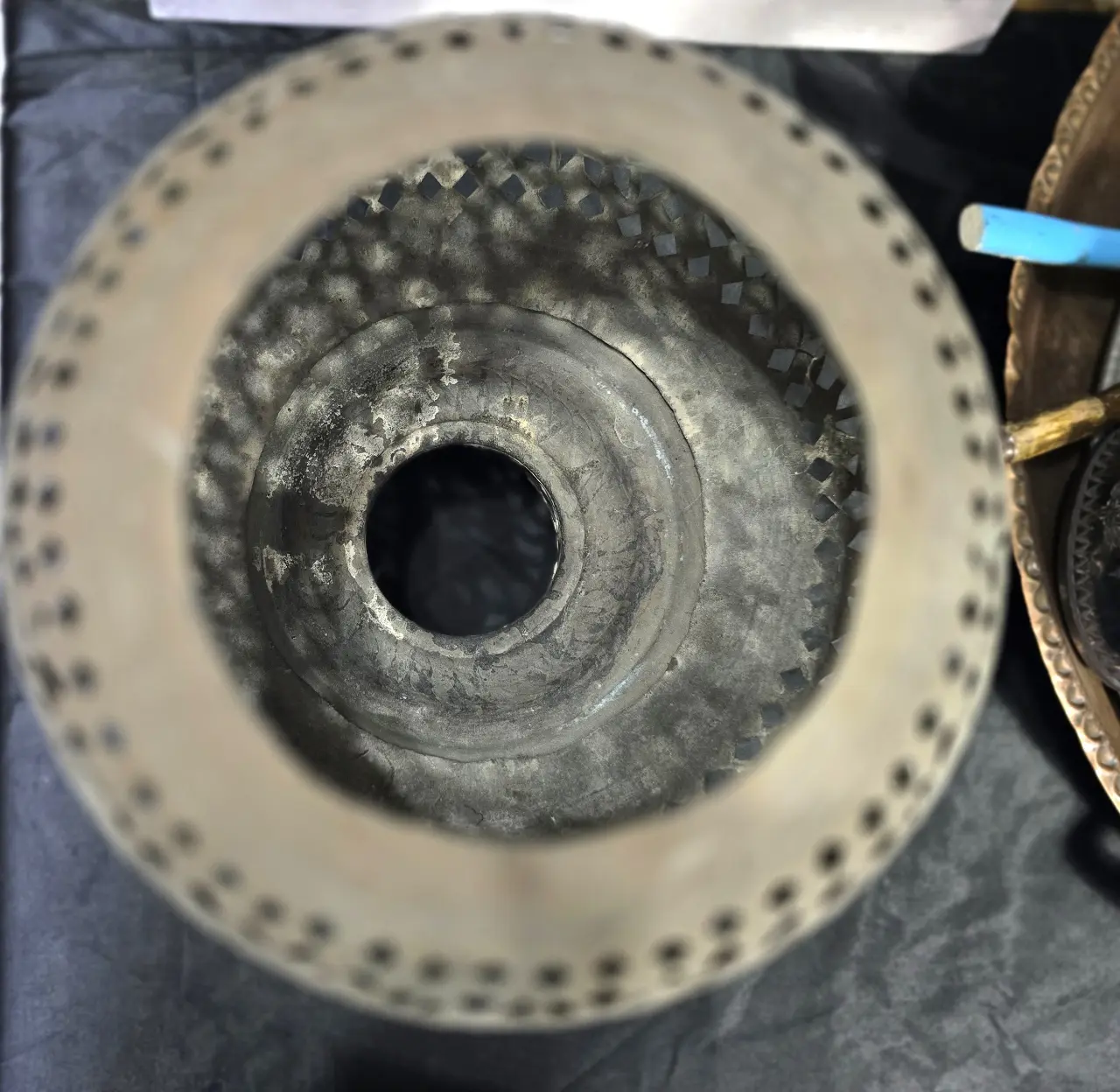 בית מנורה או לנר פרסי עתיק מנחושת אדומה, גדול ומיוחד, מעוטר עבודת "ניסור חסר", קוטר 30 ס"מ, גובה 30 ס"מ