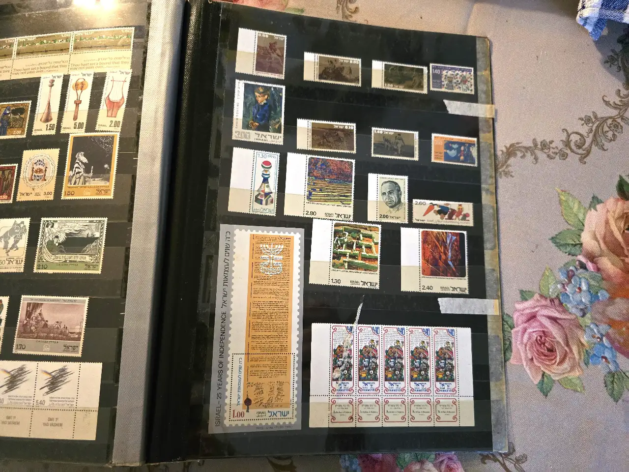 אוגדן עם אוסף גדול של בולי ישראל, חלקם נדירים