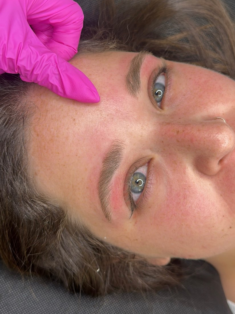 עיצוב גבות טבעיות